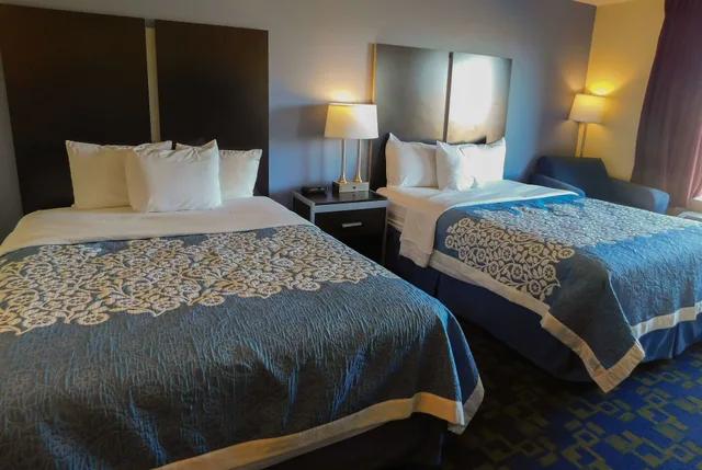 غرفة بسريرين كوين، Days Inn & Suites by Wyndham Pocahontas 1/6