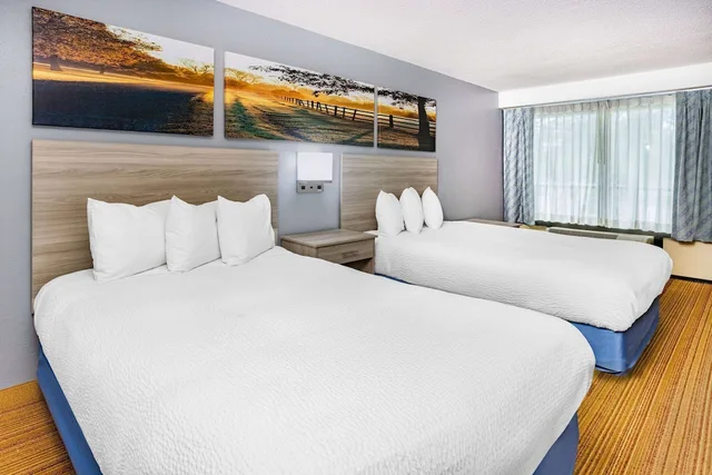 غرفة بسريرين مزدوجين، Days Inn & Suites by Wyndham Williamsburg Colonial 3/10