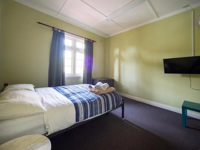 Double Shared Bathroom, YHA Newcastle Beach 1/2