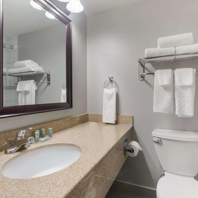 غرفة بسريرين كوين وسرير كوين، Best Western St Catharines Hotel Conference Centre 4/4