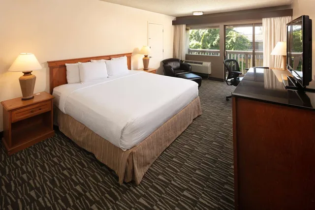 غرفة بريميوم بسرير كينج، Red Lion Hotel Bellevue 3/6
