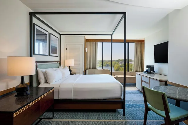 Room, King Bed, Lake View, Merriweather Lakehouse 3/10