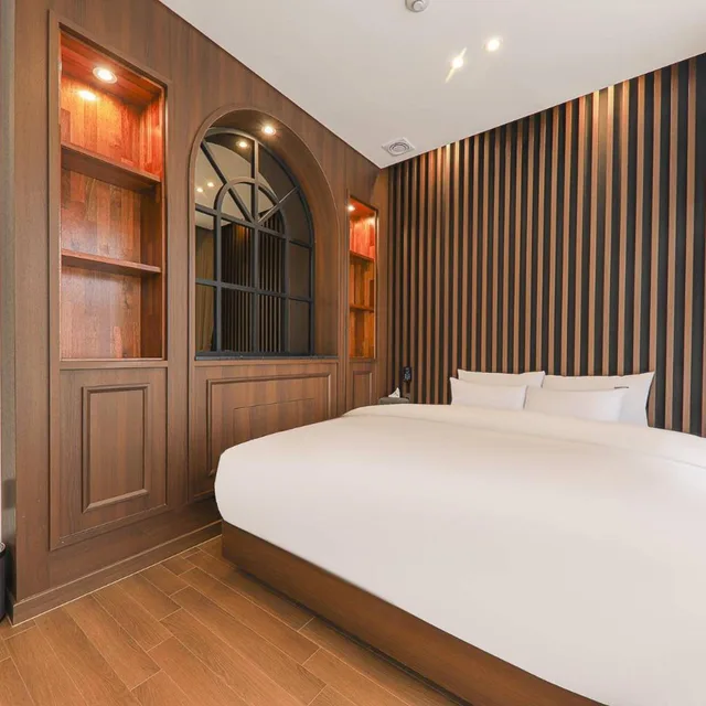 جناح جونيور، Hotel Demer 1/10