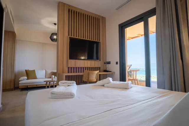 غرفة ديلوكس بسرير كوين بإطلالة على البحر بشرفة مع أريكة، The Nest Resort 1/4