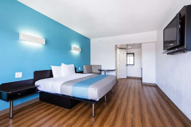 غرفة قياسية بسرير كينج لذوي الإعاقة، Motel6 Jacksonville, NC 2/10