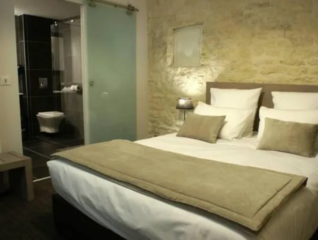 غرفة بسرير مزدوج بإطلالة على المسبح، Hotel The Originals Niort La Grange 1/1
