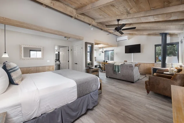 كوخ بسرير كينج، Sky Ranch Lodge 2/7