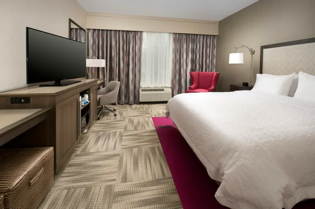 Room, King Bed, Accessible, Hampton Inn Louisville East Hurstbourne Ky 2/3