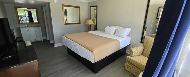 غرفة بسرير كينج للمدخنين، Riverside Inn & Suites by OYO Danville Ceaser Casino 5/10