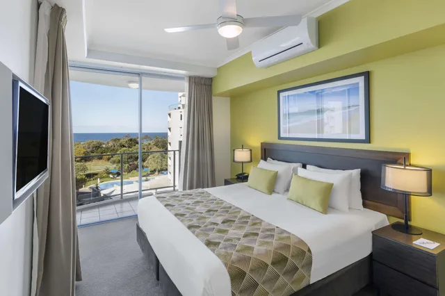 شقة بسرير كوين وسريرين منفصلين بإطلالة على البحر بغرفتي نوم، RAMADA BY WYNDHAM MARCOOLA BEACH 4/6