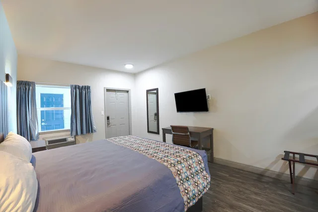 غرفة بسرير كينج بمطبخ صغير لغير المدخنين، Sunrise Inn by OYO Titusville FL 3/8