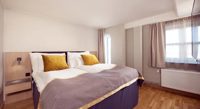 جناح جونيور، Home Hotel Bryggeparken 3/8