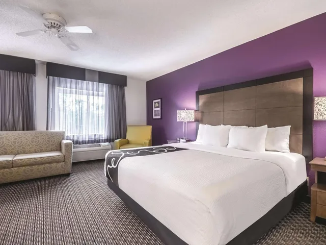 جناح ديلوكس بسرير كينج بغرفتين، La Quinta Inn & Suites by Wyndham Hartford - Bradley Airport 2/3