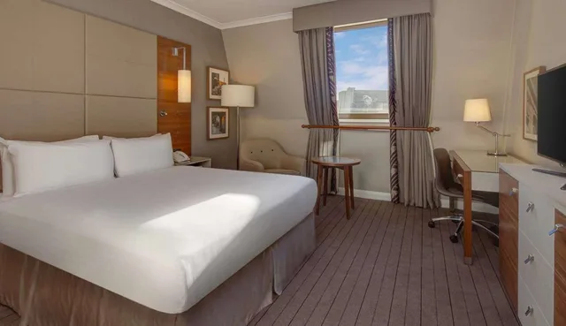 Guest Room, King Bed, Hilton Cambridge City Centre 5/11