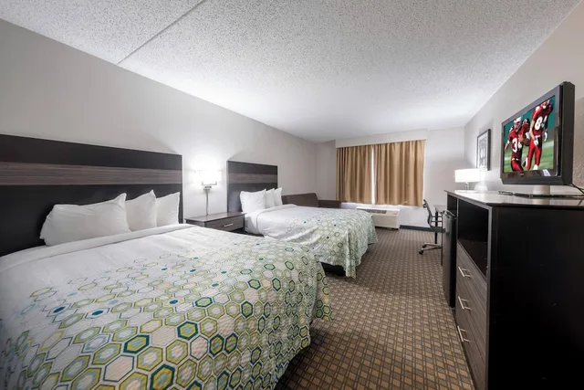 غرفة قياسية بسريرين مزدوجين مع أريكة، HomeTown Inn by Red Roof East Syracuse 1/6