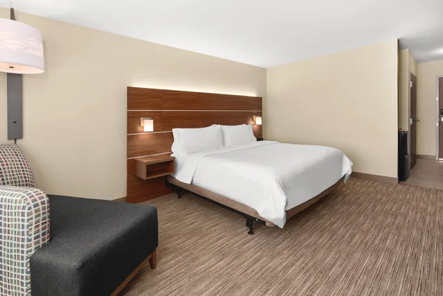غرفة بسرير كينج لذوي الإعاقة، Holiday Inn Express Hotel Suites Willows 1/2