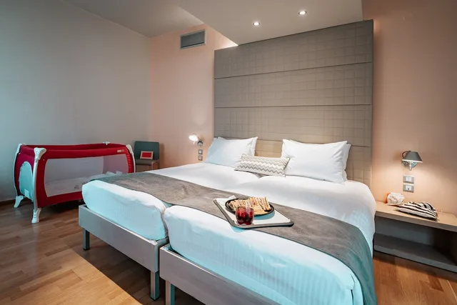 غرفة عائلية بسريرين منفصلين مع أريكة، Domotel Olympia Urban Chic Hotel 1/5