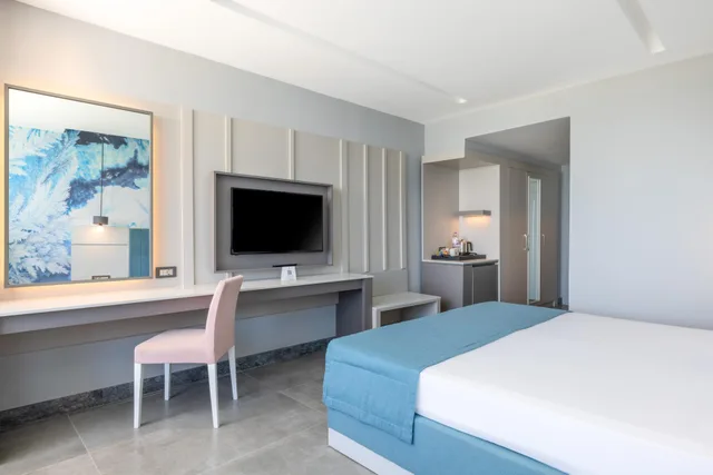 غرفة مفردة بسرير مزدوج بإطلالة جزئية على البحر، Crystal Centro Resort 3/3