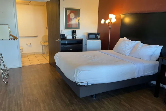 غرفة بسرير كوين لذوي الإعاقة، Baymont by Wyndham Petoskey 1/2