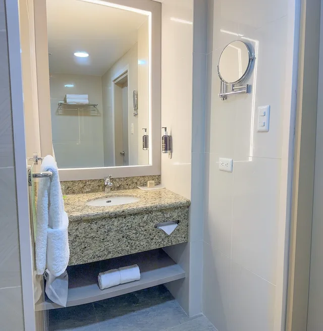 غرفة بسرير كوين مع أريكة، La Quinta by Wyndham Quito 8/10