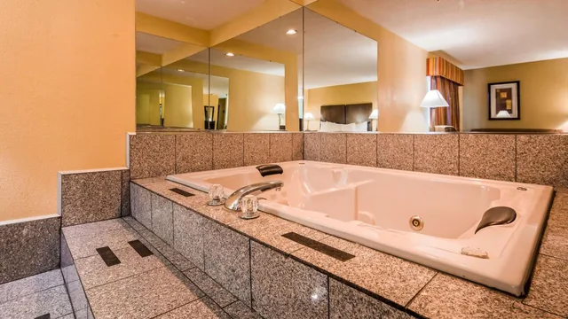 جناح بسرير كينج بجاكوزي، Best Western Muncie 4/9