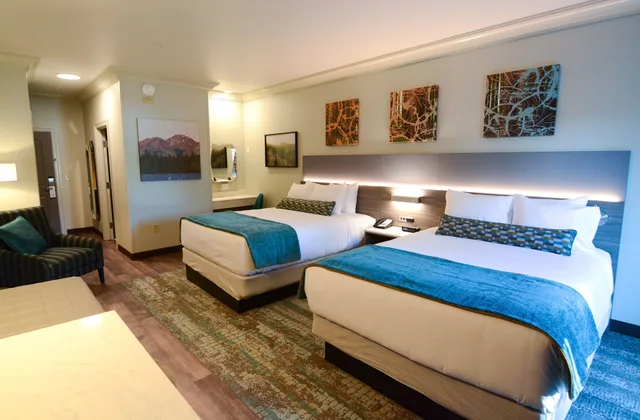 غرفة بسرير كينج بإطلالة على الجبل بشرفة، Blue Lake Casino Hotel 3/8