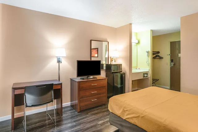 غرفة بسرير كوين، Econo Lodge Princeton 4/4