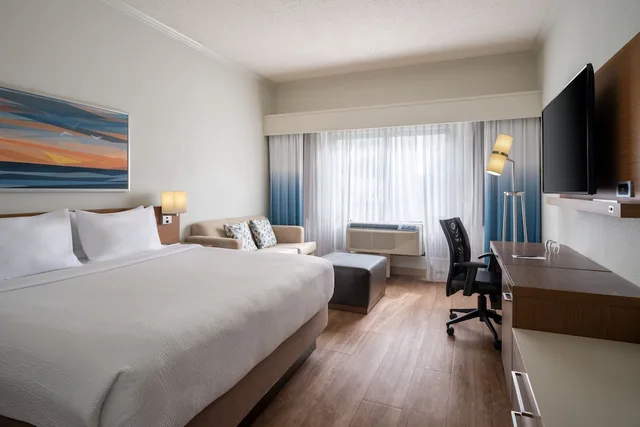 غرفة بسرير كينج لذوي الإعاقة، Courtyard By Marriott Naples 1/3