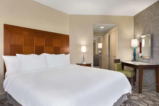 جناح ركني بسرير كينج بغرفتين مع أريكة، Embassy Suites by Hilton San Antonio Airport 2/5