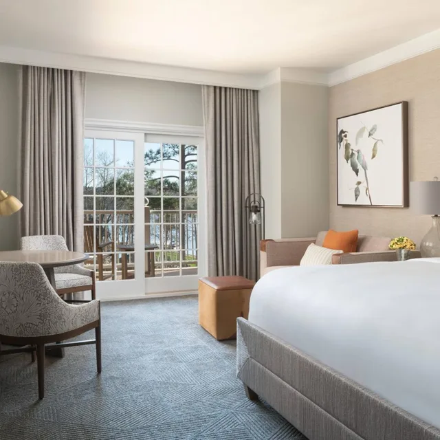 غرفة بسرير كينج أو سرير مزدوج بإطلالة على البحيرة بشرفة، The Ritz Carlton Lodge Reynolds Plantation 1/4