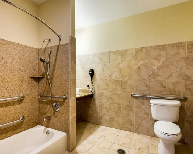 جناح بسرير كينج مع أريكة لذوي الإعاقة، Comfort Suites near NASA - Clear Lake 2/2