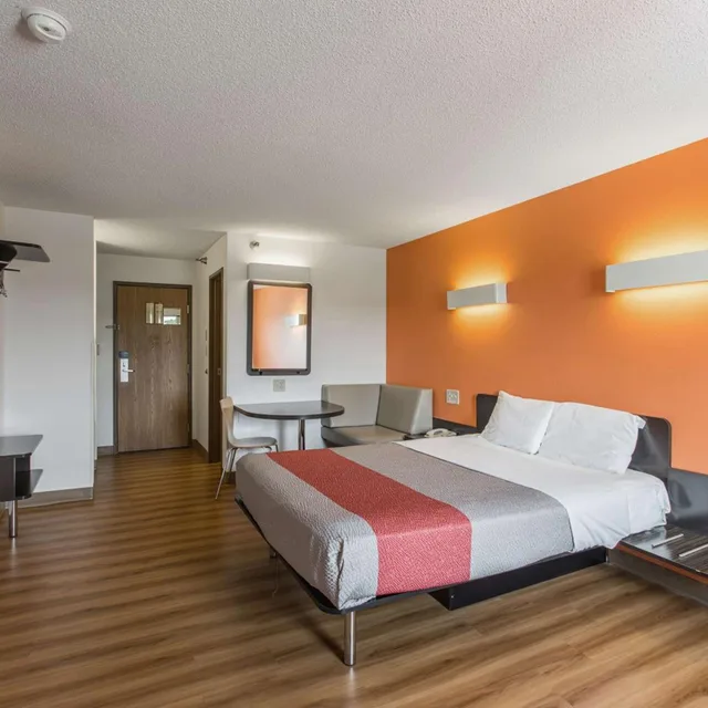 غرفة بسرير كوين لذوي الإعاقة، Motel6 Omaha, NE - Central 2/4