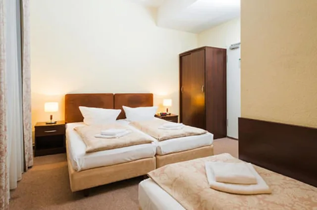غرفة ثلاثية بثلاثة أسرّة، Upper Room Hotel 4/9
