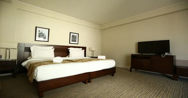 Business, Suite, Twin Beds, Kitchenette, The Parisian Plaza 3/5