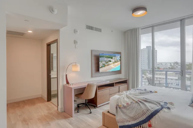 شقة ديلوكس بسرير كينج بإطلالة على البحر بغرفة نوم واحدة مع أريكة، CH Luxury Condos & Studios On The Beach 5/10
