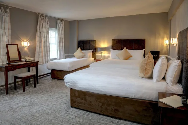 غرفة عائلية بسرير مزدوج وسرير فردي مع أريكة، The Regency Hotel Solihull Formely Corus Solihull Hotel 1/2