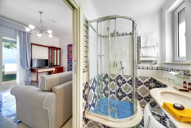جناح بسرير كوين، Albergo San Montano 3/8