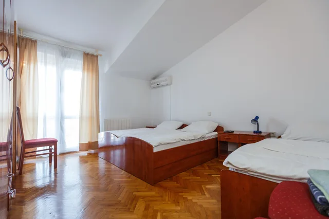 غرفة كلاسيكية ثلاثية بثلاثة أسرّة بشرفة، Guesthouse Varnica 1/8
