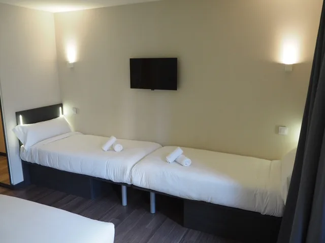 غرفة قياسية رباعية بسرير مزدوج وسريرين منفصلين، easyHotel Barcelona Fira 8/10