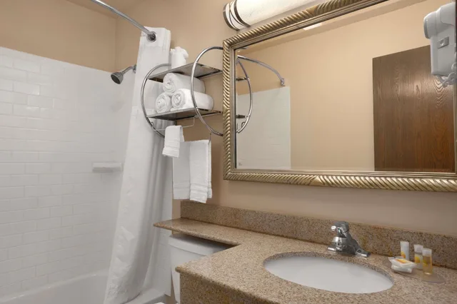 غرفة بزنس بسرير كينج، Days Inn By Wyndham Keene Nh 2/2