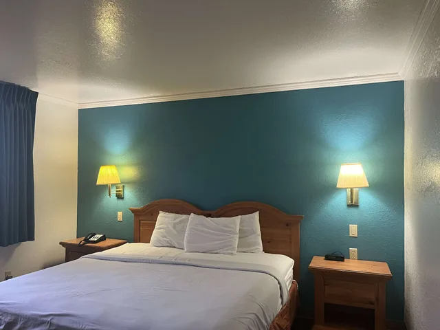 1 Queen Bed - Mobility Access Tub Ste Nsmk، Motel6 Portland, IN 1/1