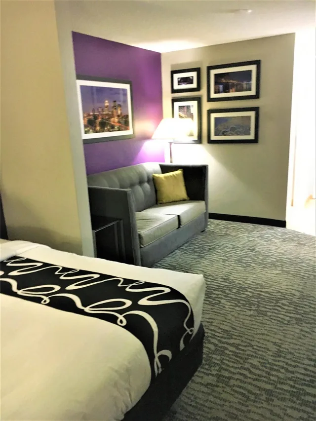 غرفة تنفيذية بسرير كينج، La Quinta Inn & Suites by Wyndham Louisville East 4/10