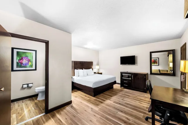 Premium, King Bed, No Elevator, Americas Best Value Inn Marquette 1/2