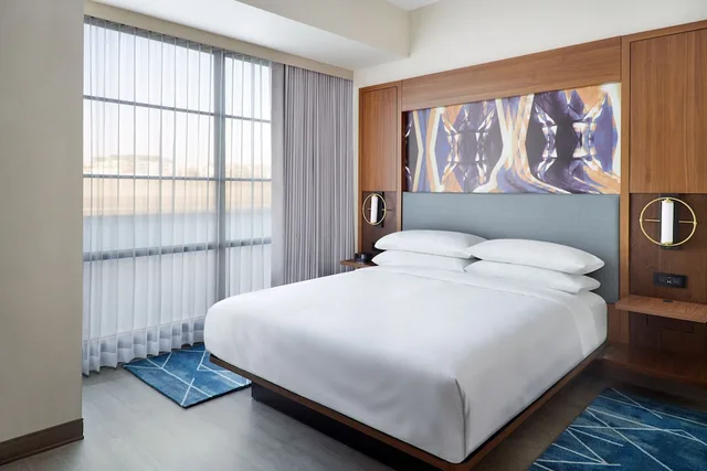غرفة بسرير كينج مع أريكة، Marriott Knoxville Downtown 2/6
