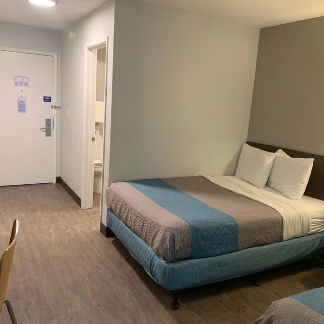 2 Full Beds Non-Smoking, Micfridge، Motel6 Fort Wayne, IN 2/8