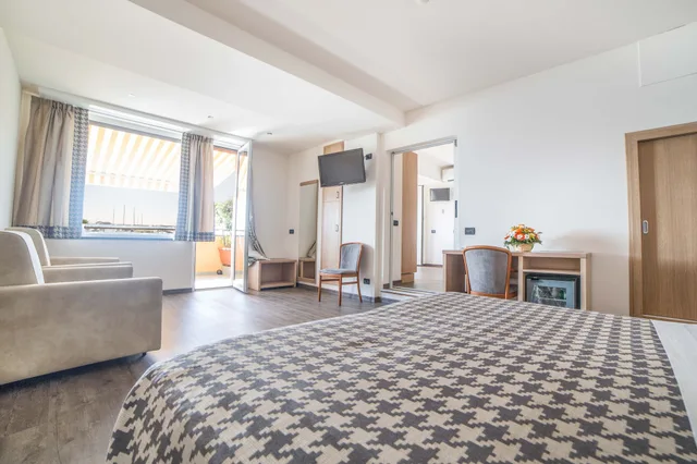 1 Bedroom, Comfort, Apartment, King Bed, Sea View, 3 Sofa, Hotel Laurin Formerly Best Western Hotel Laurin 2/5