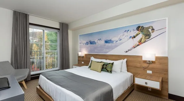 Room, Queen Bed, Ermitage du Lac Hotel 1/3