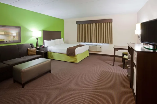 جناح بريميير بسرير كينج بغرفة نوم واحدة، AmericInn by Wyndham Crookston U of M Crookston 2/8