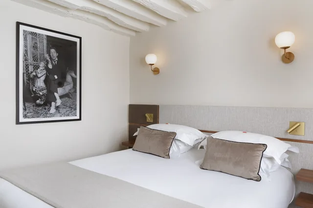 Petite, Double Bed، Hotel Verneuil 1/2