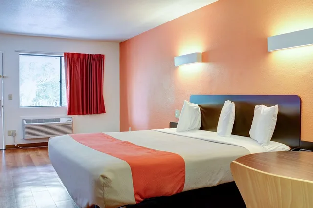 1 King Bed - Mobility Accessible Tub, Nsmk, Motel6 Bishop, CA 9/10